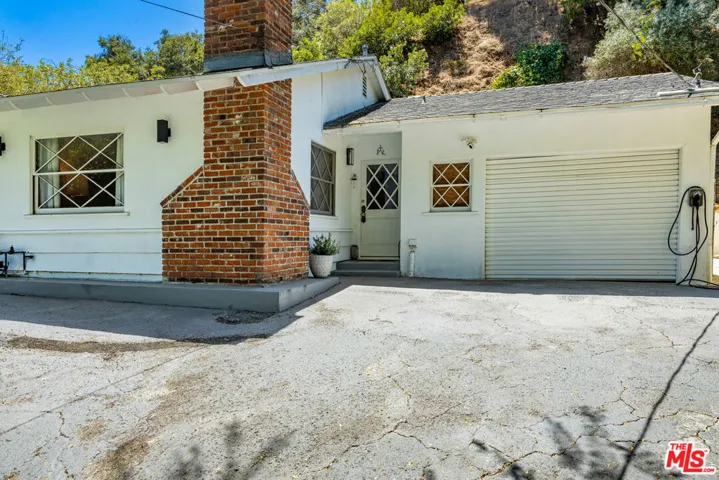 2485 Benedict Canyon Drive, Los Angeles, California 90210