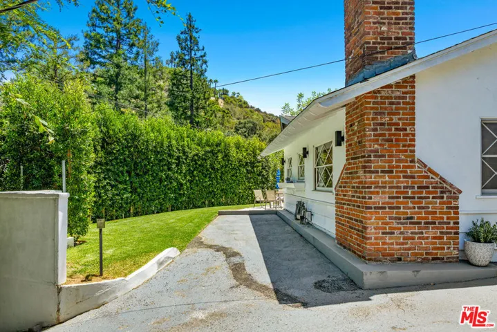 2485 Benedict Canyon Drive, Los Angeles, California 90210