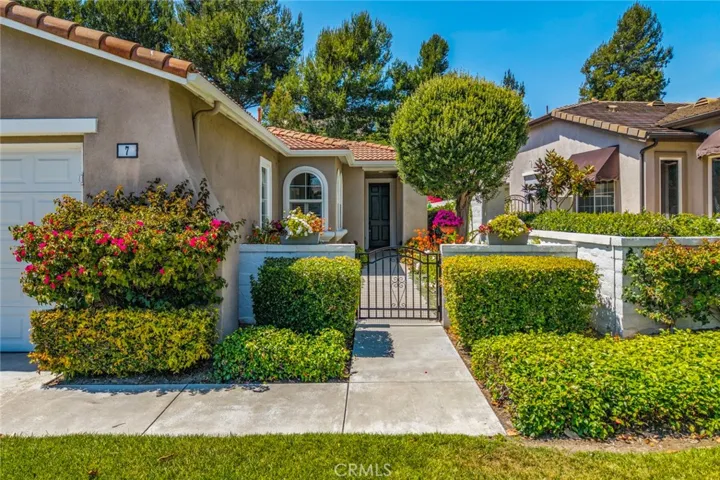 HOA-maintained front yard landscaping