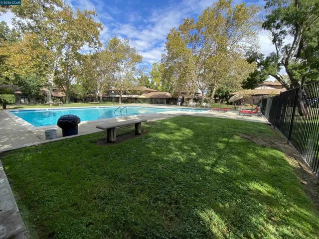 5457 Roundtree Pl J, Concord, California 94521