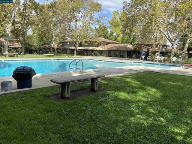 5457 Roundtree Pl J, Concord, California 94521