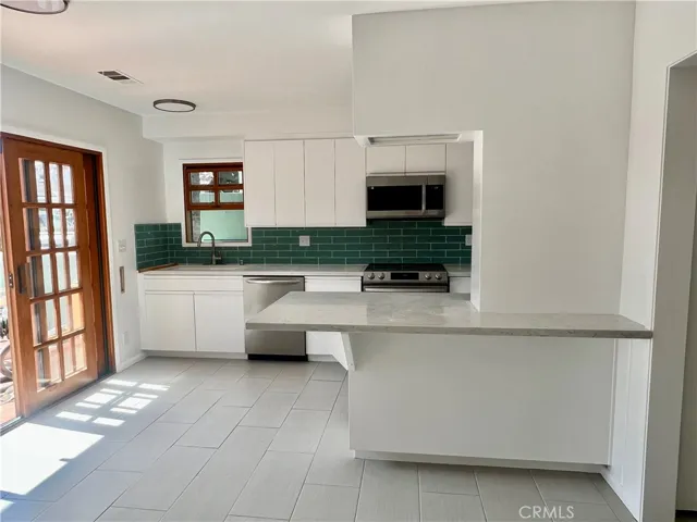 221 Diamond, Newport Beach, California 92662