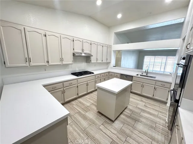 12789 Yorkshire, Apple Valley, California 92308