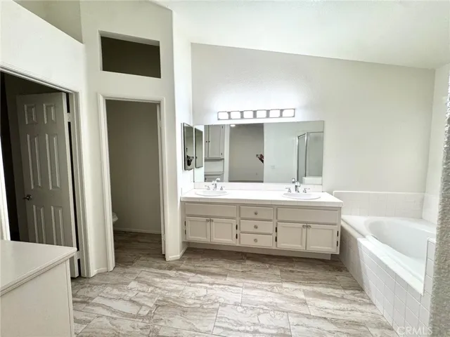 12789 Yorkshire, Apple Valley, California 92308