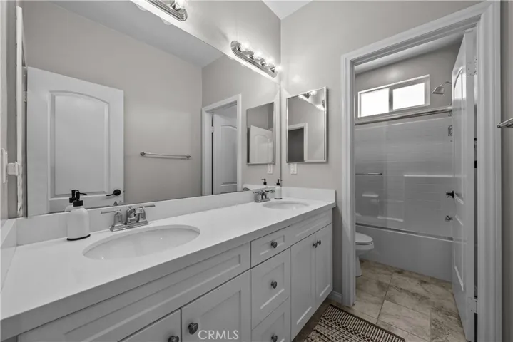 Common Bath Upstairs