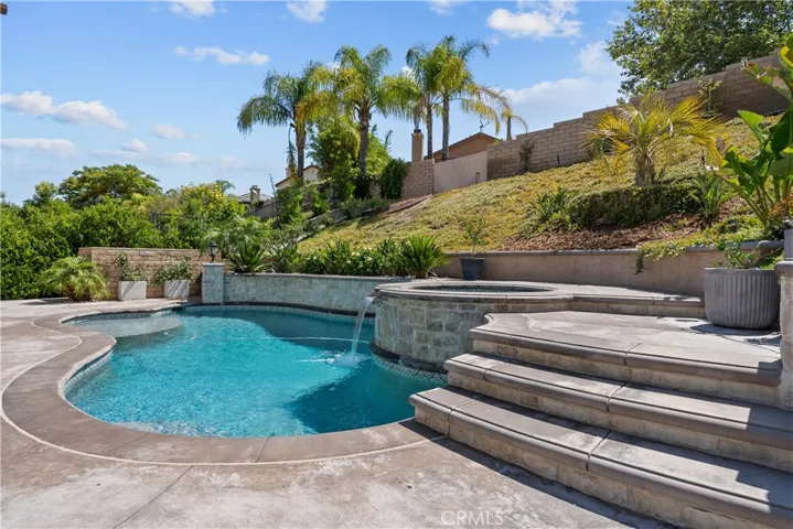 28200 Nield Court, Saugus, California 91350