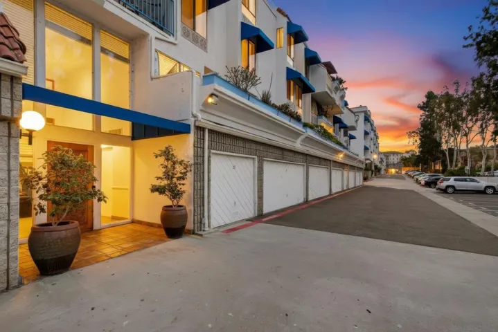 8332 Regents Rd B, San Diego, California 92122