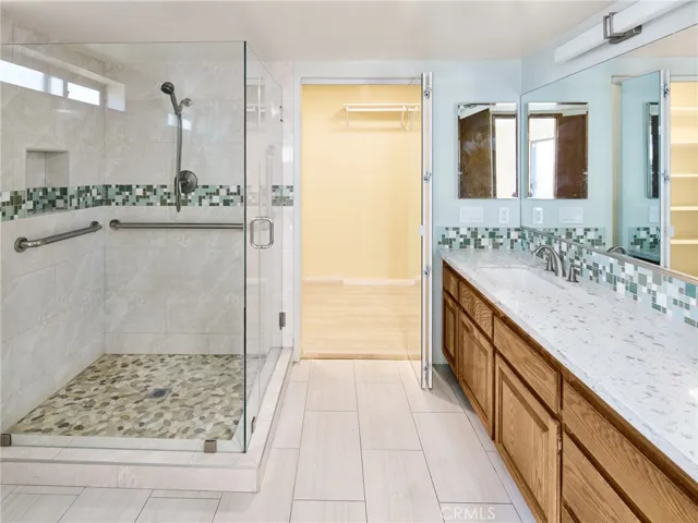 first floor en suite bath and closet