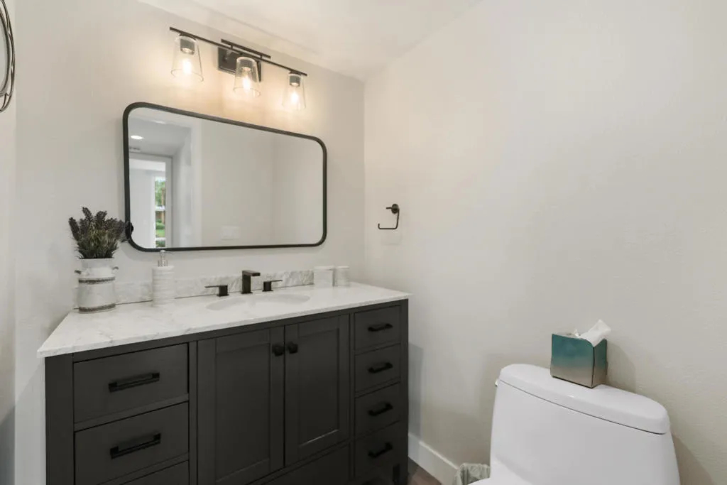 GUEST POWDER ROOM