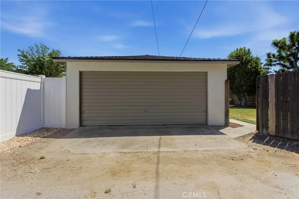 2 CAR GARAGE