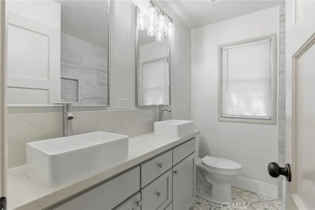 2 SINK BATH ROOM WITH TUB