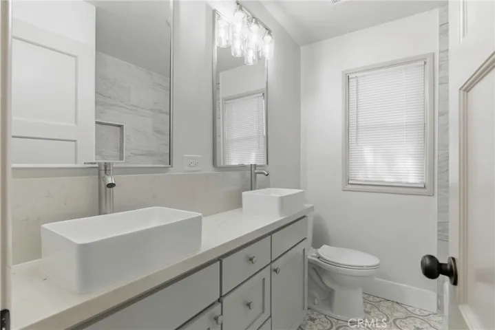 2 SINK BATH ROOM WITH TUB