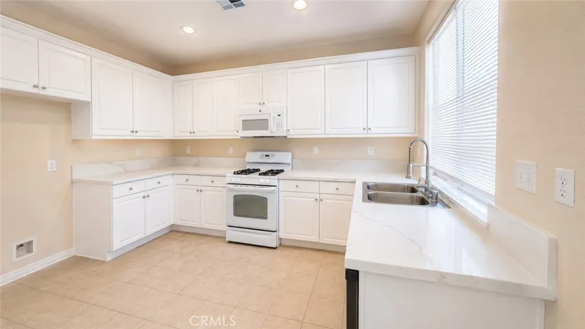2324 E Newgrove, Lancaster, California 93535