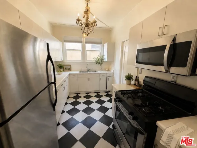 2011 N Vermont Avenue, Los Angeles, California 90027
