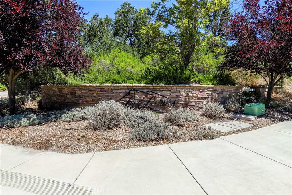 The condo is located in the highly desirable community of Las Lomas which is on the South end of Atascadero, close to freeway access.