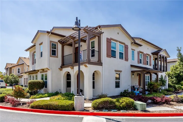 This lovely condominium features 2002 sf, 2 bedrooms, 2.5 bathrooms plus a highly desirable location.