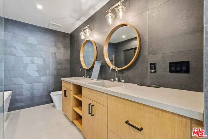 5735 Saloma Avenue, Los Angeles, California 91411
