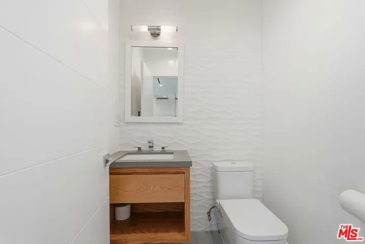 5735 Saloma Avenue, Los Angeles, California 91411
