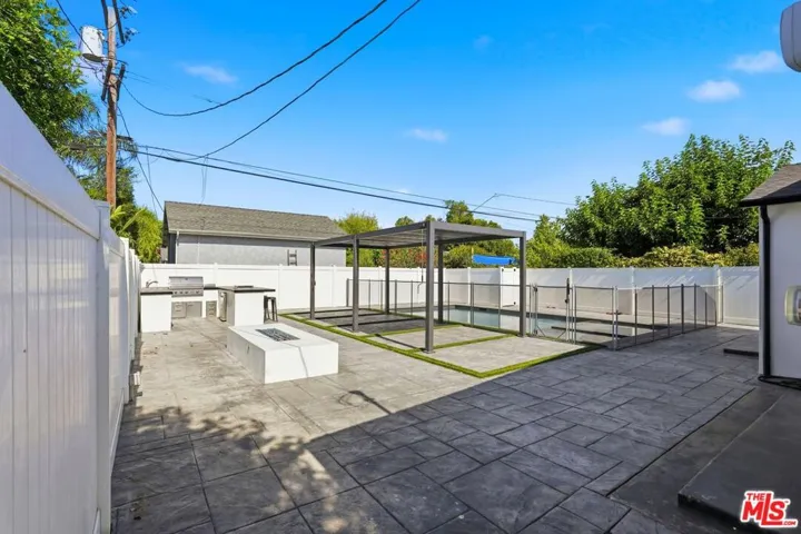 5735 Saloma Avenue, Los Angeles, California 91411