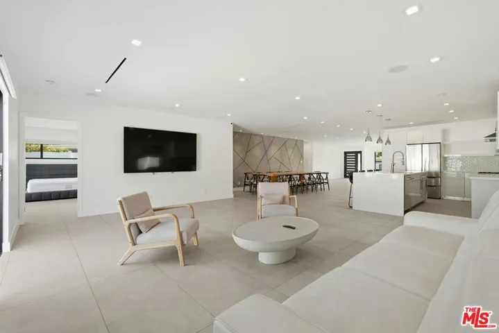 5735 Saloma Avenue, Los Angeles, California 91411