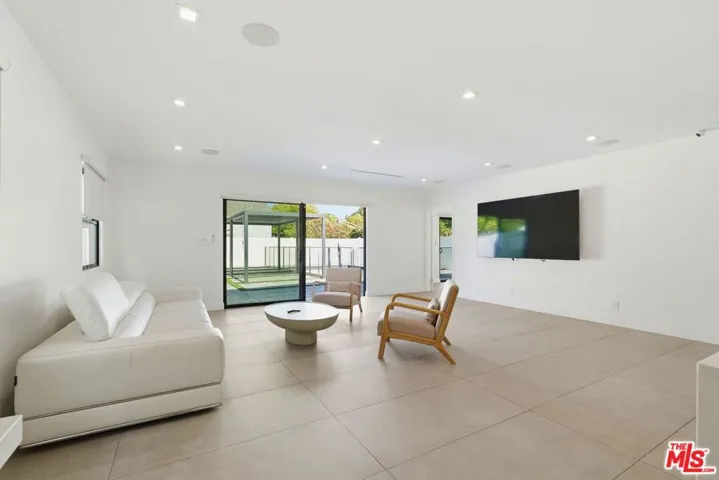 5735 Saloma Avenue, Los Angeles, California 91411