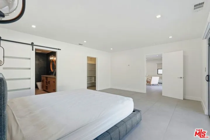 5735 Saloma Avenue, Los Angeles, California 91411