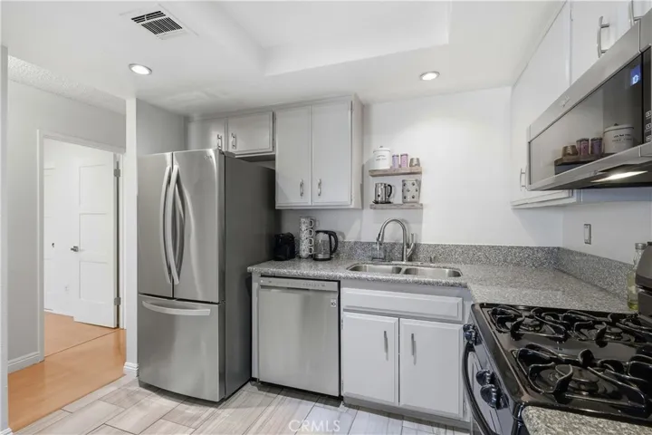 15607 Crestview, Los Angeles, California 91344