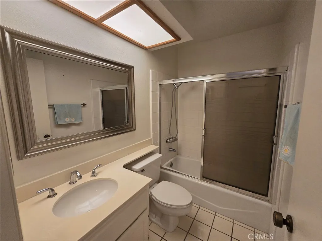 Mainfloor  bathroom