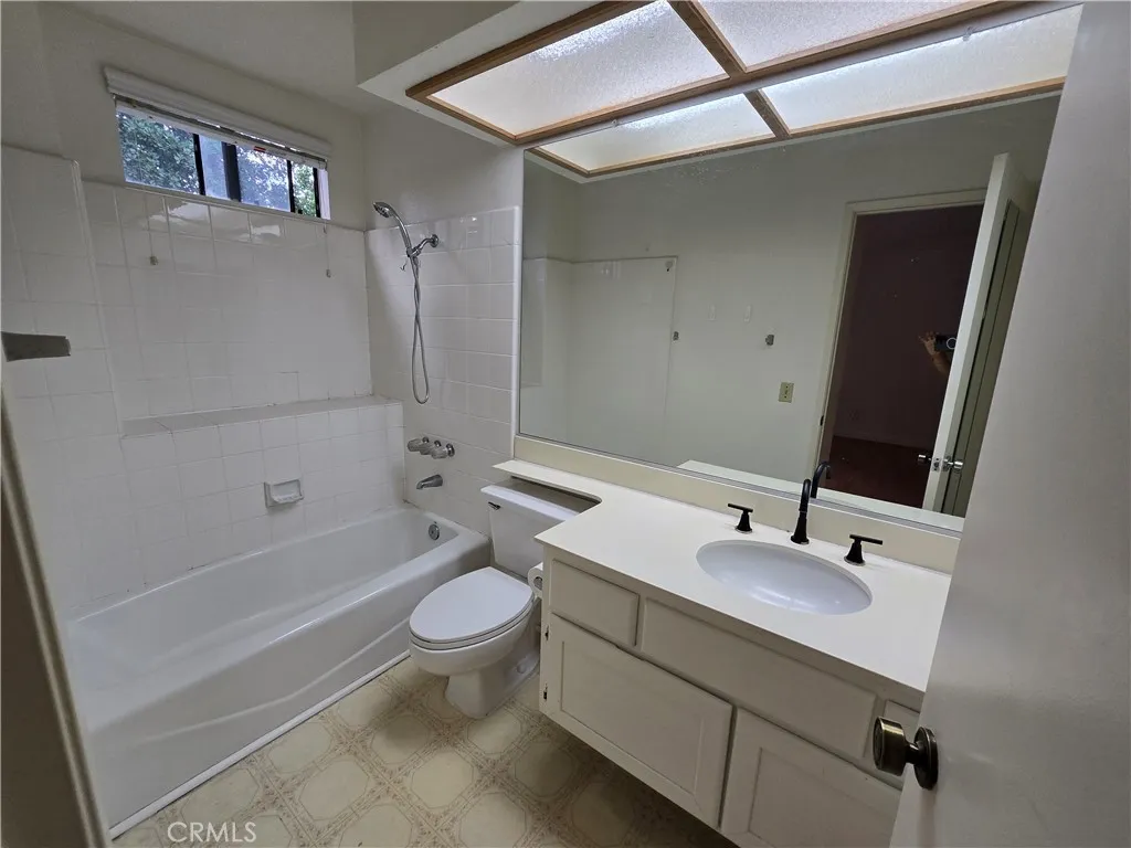 bathroom in 2nd bedroom
