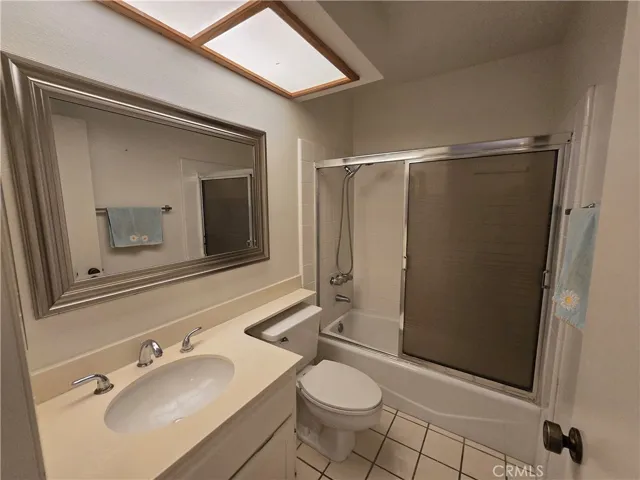 Mainfloor  bathroom