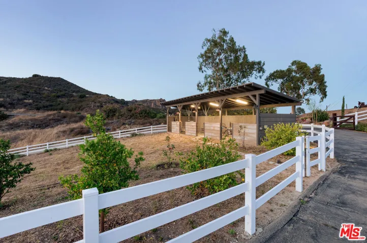 32194 Mulholland Highway, Malibu, California 90265