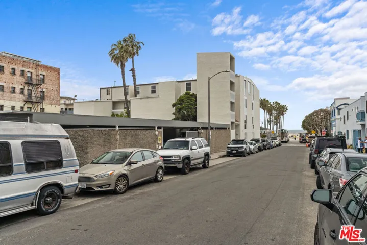 22 Navy Street 202, Los Angeles, California 90291