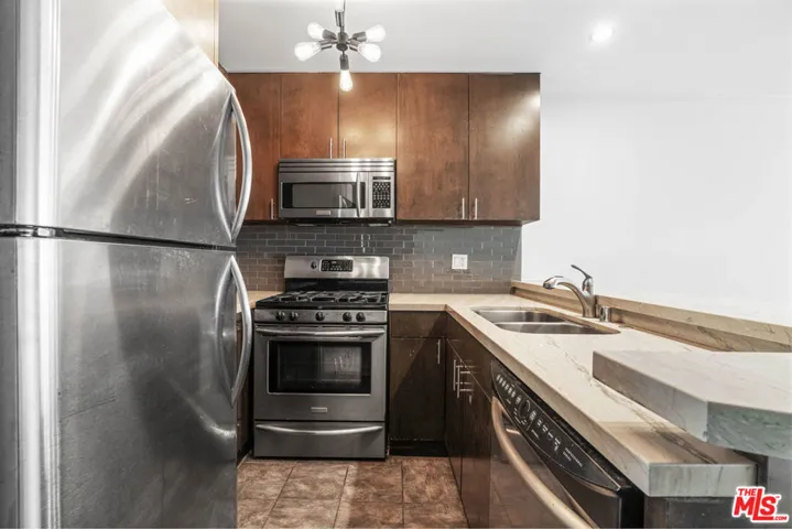 22 Navy Street 202, Los Angeles, California 90291