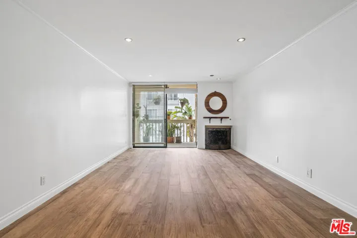 22 Navy Street 202, Los Angeles, California 90291
