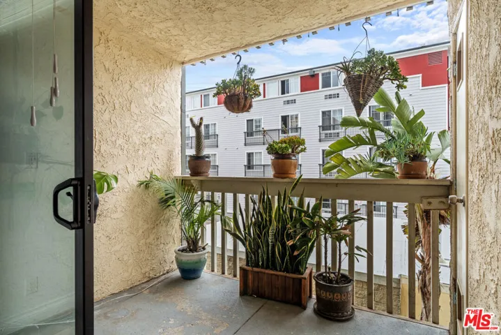 22 Navy Street 202, Los Angeles, California 90291