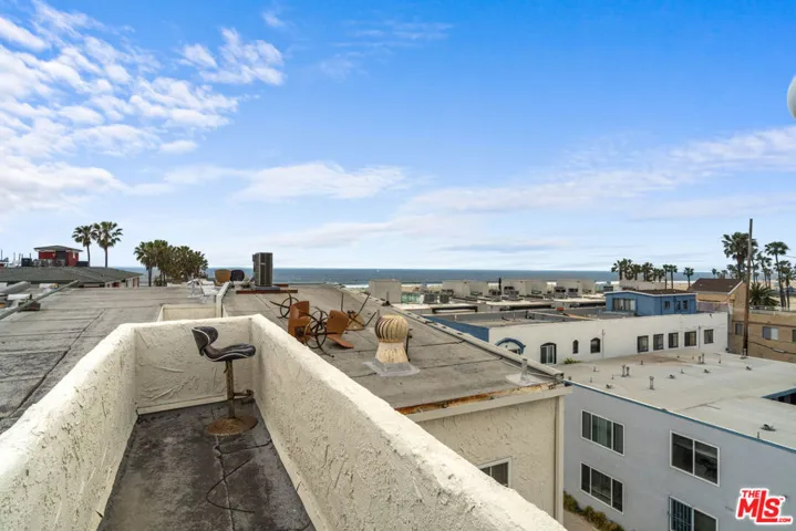 22 Navy Street 202, Los Angeles, California 90291