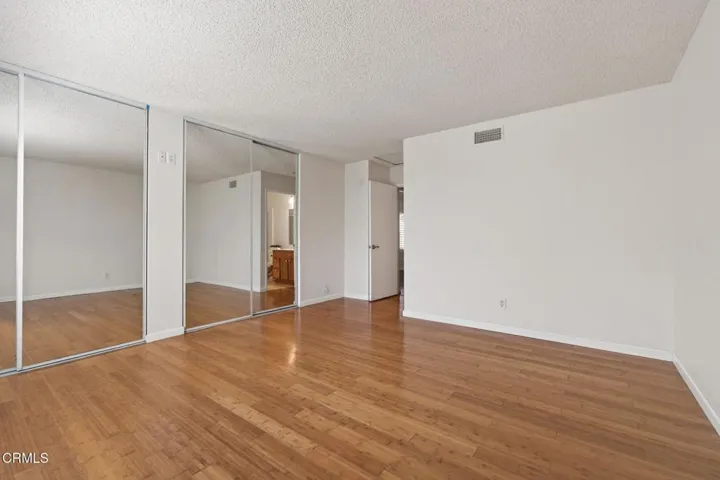 19-web-or-mls-Upmarket Media- 42063Vill0