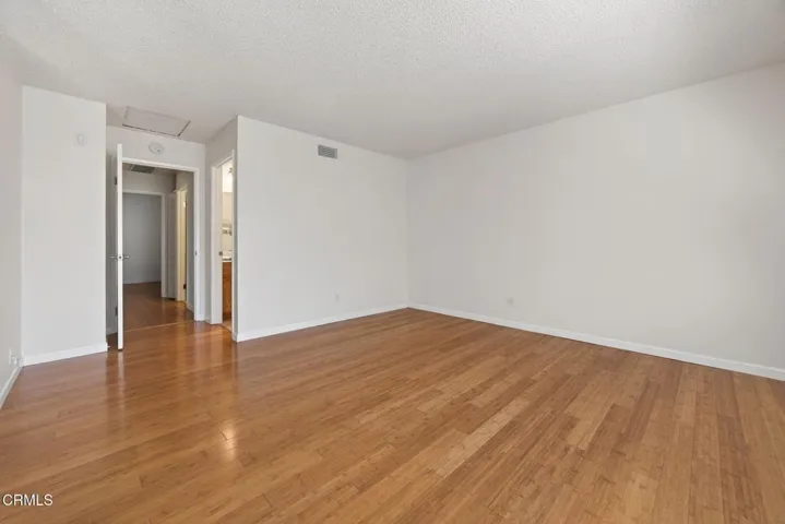 18-web-or-mls-Upmarket Media- 42063Vill0