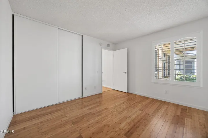 15-web-or-mls-Upmarket Media- 42063Vill0