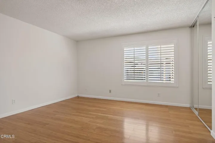 17-web-or-mls-Upmarket Media- 42063Vill0
