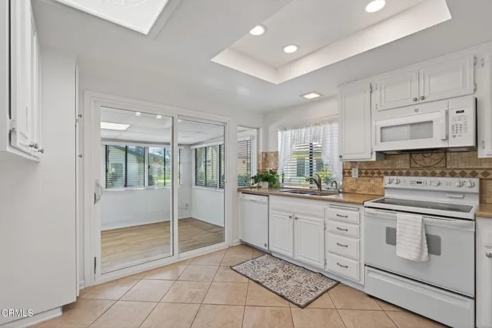 8-web-or-mls-Upmarket Media- 42063Vill04