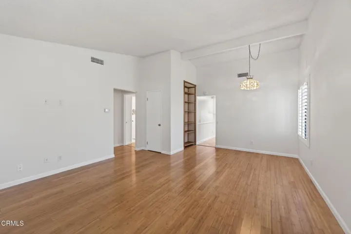 6-web-or-mls-Upmarket Media- 42063Vill01