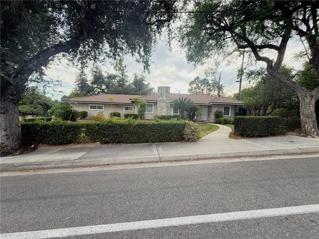 1705 N Santa Anita