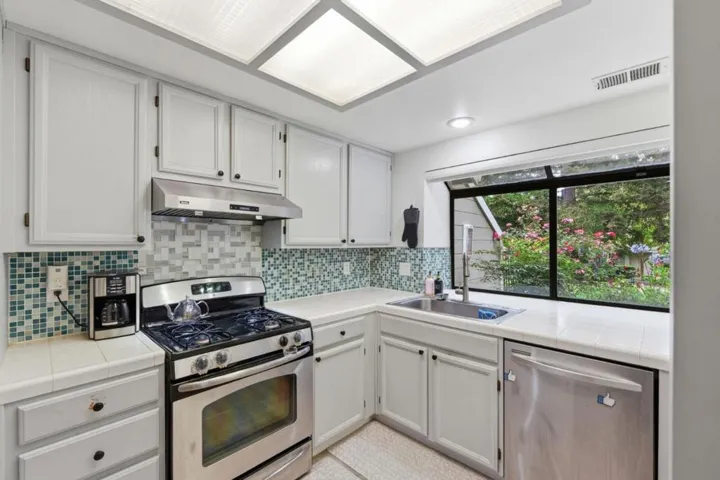 2561 Yerba Bank, San Jose, California 95121