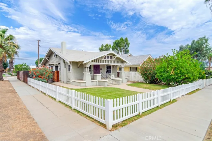 Corner Lot with Small Vinyl Yard Fence
