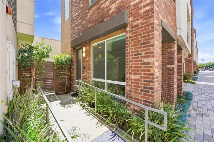 809 Brickyard Lane, Costa Mesa, California 92627