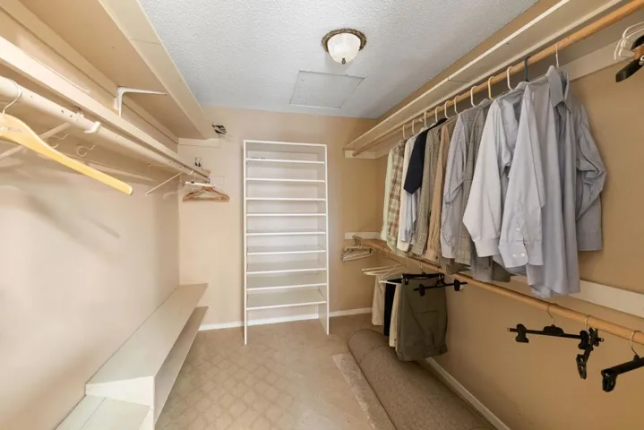 030_Walk-In Closet