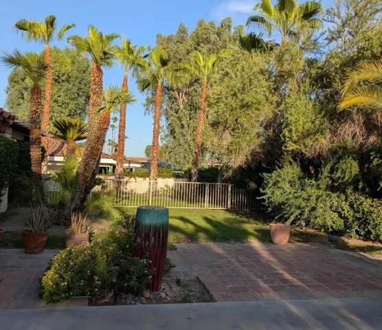 039_Front Yard