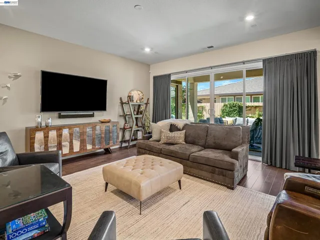 3001 Compass Ln, Roseville, California 95747