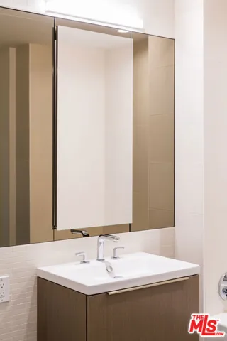 889 Francisco Street 2410, Los Angeles, California 90017